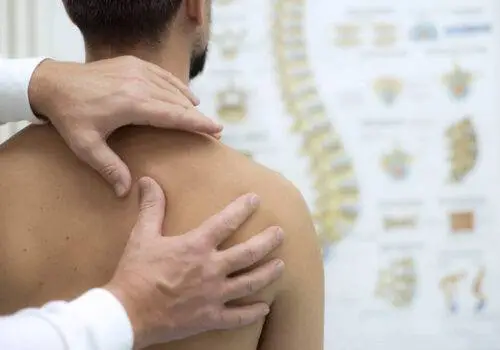 Medical check at the shoulder in a physiotherapy center